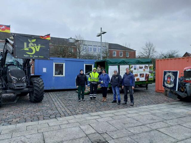 Die Landwirte haben sich auf dem Platz Am Sande in Stade postiert | Foto: LsV