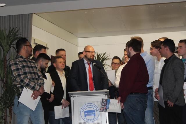 Altgeselle Dennis Offermann hebt die Azubis in den Gesellenstand