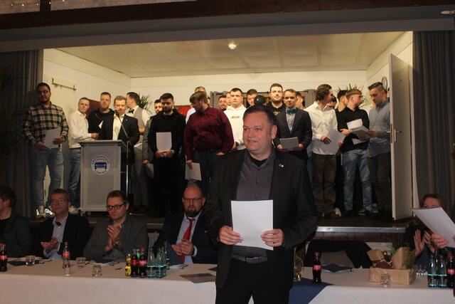 Obermeister Ulrich Tietjen ruft die Absolventen der Gesellenprüfung auf die Bühne