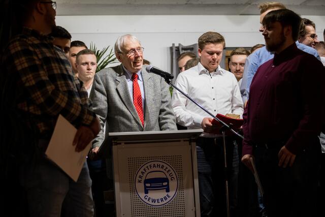 Peter-Hinrich Rinck spricht die Azubis von ihren Pflichten frei | Foto: Christian Boldt