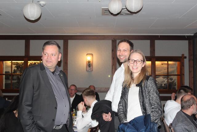Obermeister Ulrich Tietjen (li.)  im Gespräch mit Wilken Meyer und Annkathrin Kahrs vom Autohaus Ludwig Meyer in Beckdorf
