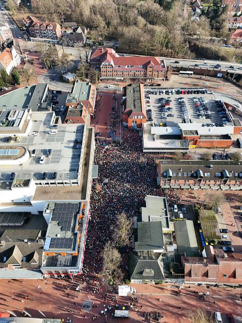 Eine beeindruckende Menschenmasse versammelte sich am Peets Hoff | Foto: Marc Helm-Krais