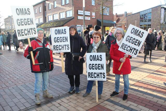 Die "Omas gegen Rechts" waren vor Ort | Foto: pm