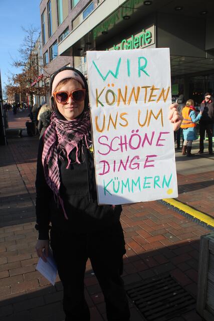 Zeigte ihre Meinung mit einem Schild: Natascha Heilborn  | Foto: pm