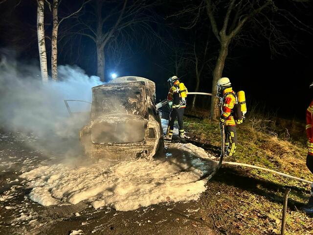 Fotos: In Ramelsloh brannte ein PKW vollständig aus. Die Feuerwehren Ramelsloh und Ohlendorf löschten das Fahrzeug ab | Foto: Stefan Gehrmann, FF Ramelsloh