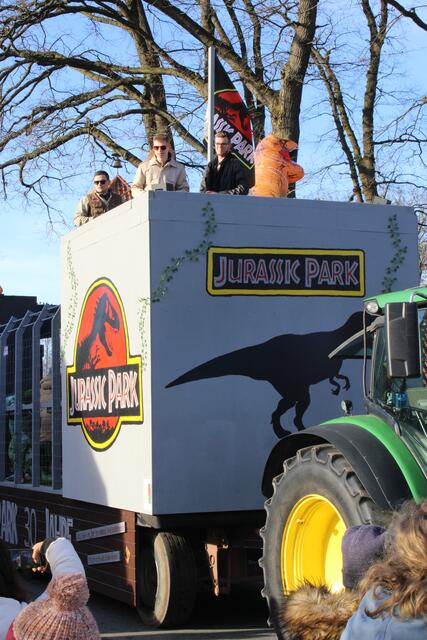 Keine Angst vor großen Tieren: Auch "30 Jahre Jurassic Park" wurden beim Umzug gefeiert | Foto: ce
