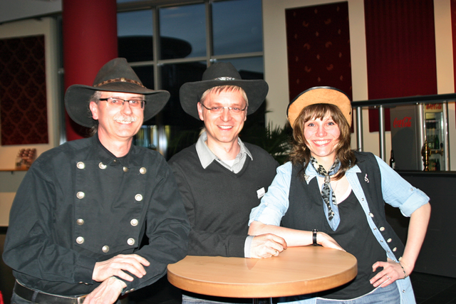 Onne Hennecke (Mitte) mit WOCHENBLATT-PR-Redaktionsleiter Axel-Holger Haase (li.) und Tamara Westphal (WOCHENBLATT-Redaktionssekretariat) beim Truck Stop-Konzert in der Empore