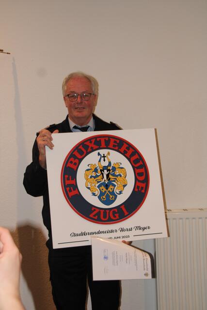 Der ehemalige Stadtbrandmeister Horst Meyer wurde als Ehrenmitglied ausgezeichnet