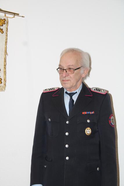 Carsten Hoening wird für 50 Jahre Mitgliedschaft geehrt