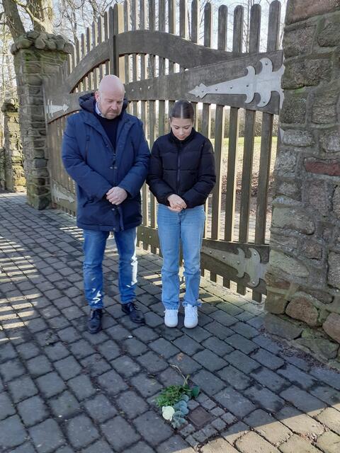 Alexander und Emma Schultz beim Gedenken | Foto: Mechthild Herkenhoff
