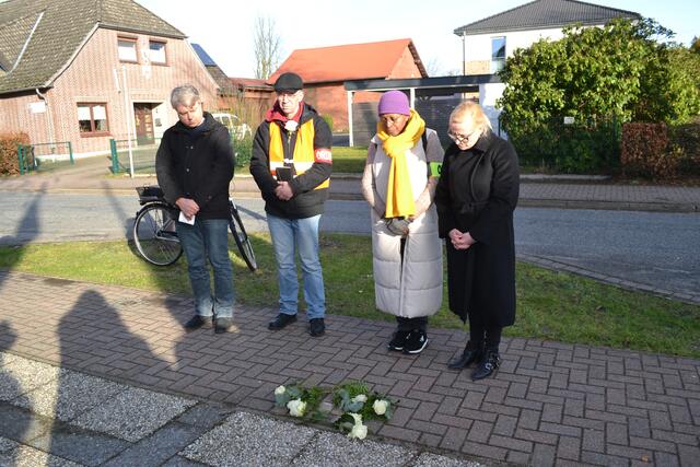 Legten weiße Rosen zum Gedenken an die Opfer des NS-Regimes nieder (v. li.): Tostedts Samtgemeinde-Bürgermeister Dr. Peter Dörsam, Gregor Rick, Rocio Picard und Bürgermeisterin Nadja Weippert | Foto: bim