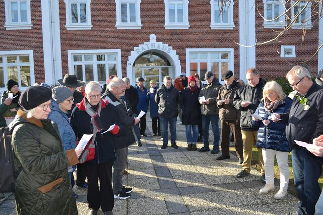 Am Rathaus wurde gemeinsam das Lagerlied "Die Moorsoldaten" angestimmt | Foto: bim