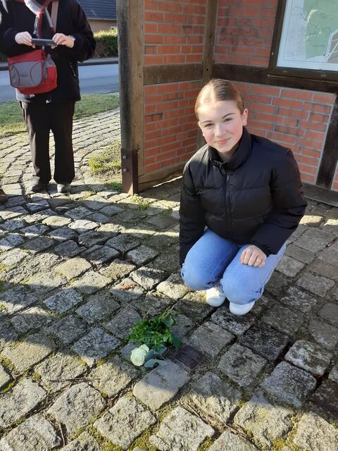 Emma Schultz legte eine weiße Rose an den Stolpersteinen nieder | Foto: Mechthild Herkenhoff