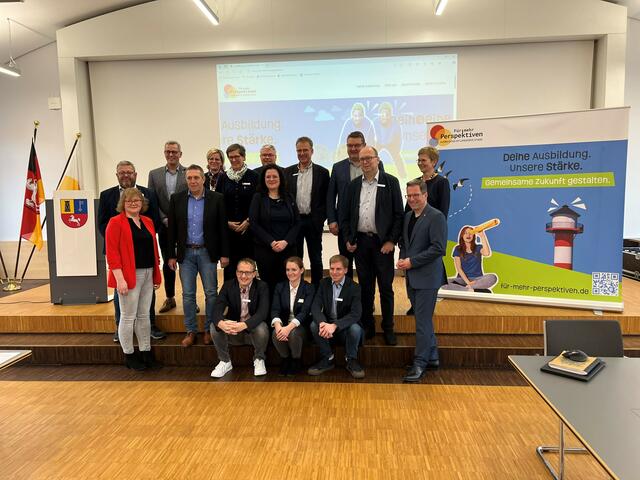 Vertreterinnen und Vertreter von Landkreis, Städten und Gemeinden bei der Vorstellung der Kampagne im Kreishaus | Foto: Landkreis Stade / Daniel Beneke