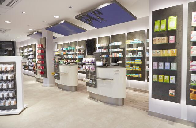 Die Hecht-Apotheke ist hell und freundlich gestaltet. Die Kunden fühlen sich in diesem Ambiente sehr wohl  | Foto: Hecht-Apotheke