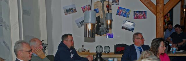Fredenbecks Bürgermeister Ulrich Schumacher, zweiter von, links, Jochen Alpers und Fredenbecks Samtgemeinde Bürgermeister Matthias Hartlef, hinten rechts, hörten interessiert den Ausführungen zu | Foto: Rainer Schnackenberg