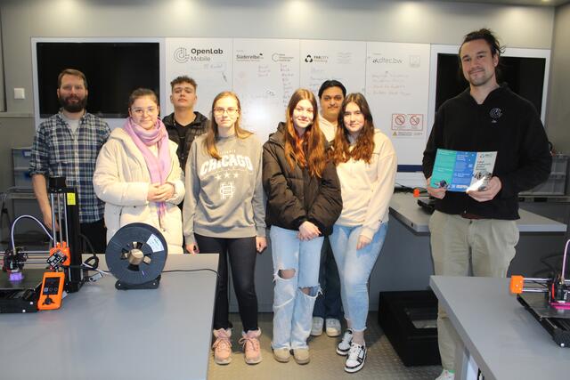 Jo Jung (re.) und Marc Görlich von der Süderelbe AG betreuten das Projekt an der Waldschule. Die Schülerinnen und Schüler der zehnten Klasse zeigten sich engagiert  | Foto: pm
