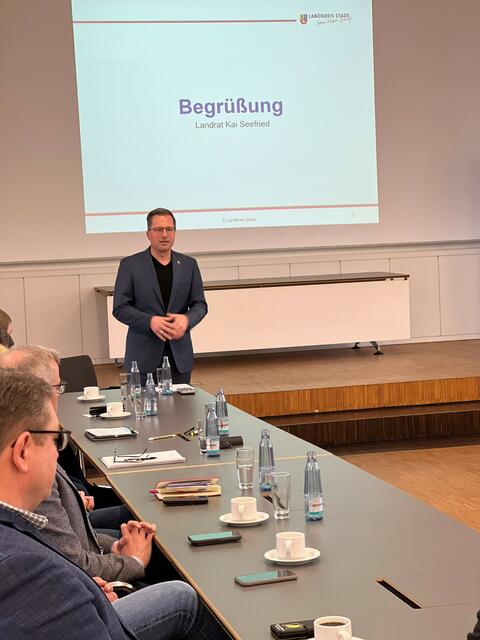 Landrat Kai Seefried erläutert bei einer Pressekonferenz die Idee hinter der Kampagne | Foto: Landkreis Stade / Daniel Beneke