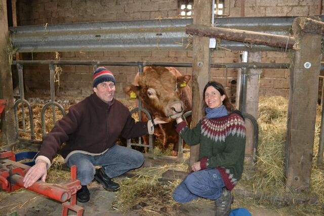 Ulrike Cohrs und ihr Mann Claus Bohling, hier mit Bulle Heinrich, setzen auf dem Wilkenshoff auf nachhaltige Landwirtschaft | Foto: bim
