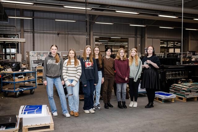 Eine Schülergruppe bei der Betriebserkundung in der Halle von Beisner-Druck | Foto: Markus Höfemann