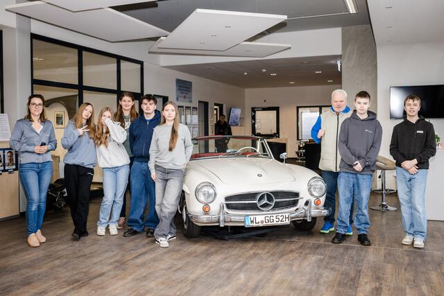 Die Schülerinnen und Schüler bei der Besichtigung des Karosserie- und Lackierzentrums von Holger Grundt, links Isabelle Grundt | Foto: Markus Höfemann