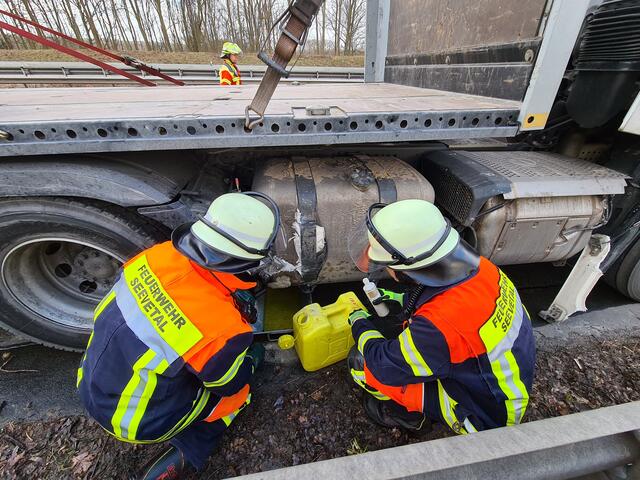 Mithilfe einer Spezialpaste dichteten Feuerwehrkräfte den beschädigten Dieseltank ab | Foto: Pressestelle FF Seevetal