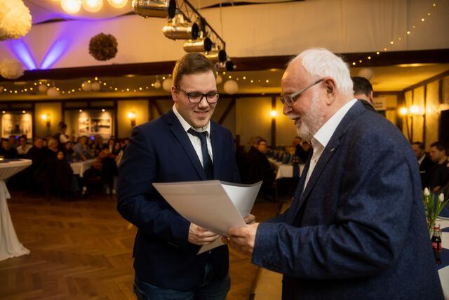 Jedem Absolvent wurde der Gesellenbrief einzeln überreicht | Foto: Christian Boldt