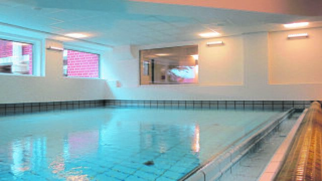 Das Schwimmbad in der Waldburg  | Foto: Voss