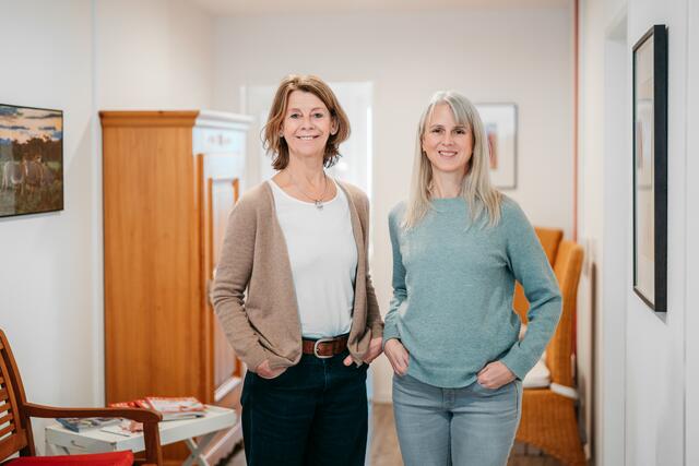Die beiden Heilpraktikerinnen und Physiotherapeutinnen Birte Schwartzkopff (li.) und Merle Melder | Foto: Ante Wulf