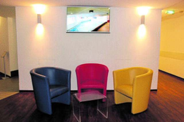 Wartebereich mit Blick ins Schwimmbad | Foto: sb