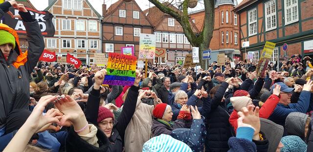 Die Demo-Teilnehmer formten mit ihren Händen das Herz-Symbol | Foto: Kai Holm