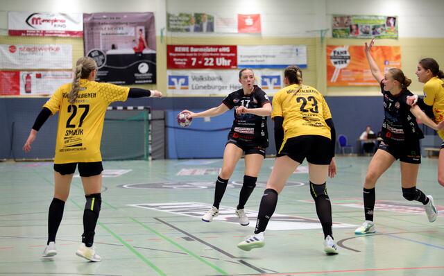 Mit neun Toren war Levke Kretschmann (am Ball) die beste Werferin bei den Handball-Luchsen | Foto: cc