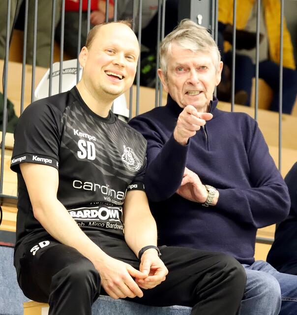 Zur Halbzeitpause (11:16) waren Luchse-Geschäftsführer Sven Dubau (li.) und WOCHENBLATT-Verleger Martin Schrader mit dem Zwischenstand noch zufrieden | Foto: cc