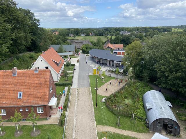 Nach 5 Jahren Bauzeit fertig - die Königsberger Straße bringt die Zeit der 1950er bis 1970er ins Freilichtmuseum am Kiekeberg, Bild FLMK
