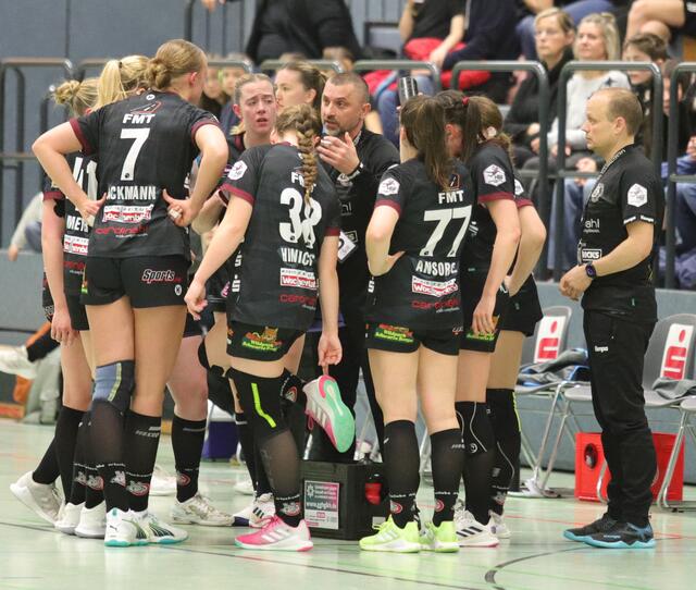 Teambesprechung bei den Handball-Luchsen mit Trainer Dubravko Prelcec (Mitte) und Geschäftsführer Sven Dubau (re.) | Foto: cc