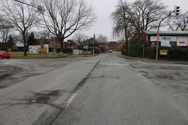 Löcher, Risse, Spalten: Die k9/K10-Kreuzung in Ramelsloh müsste mal repariert werden | Foto: pöp