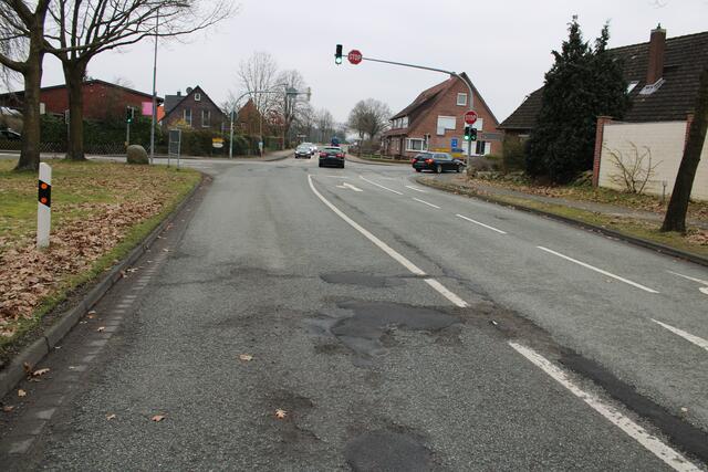 Keine 30 Meter weiter wurden tiefe Schlaglöcher mit Kaltasphalt aufgefüllt | Foto: pöp