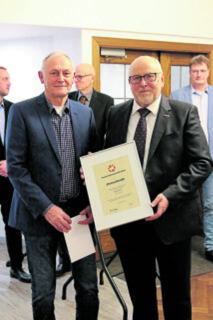 Lehrlingswart Helmut Bardenhagen überreicht dem Altgesellen Heino Bösch  die Ehrenamtsurkunde | Foto: khw.de - Koch
