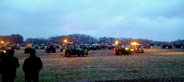 Rund 250 Trecker auf dem Feld | Foto: privat