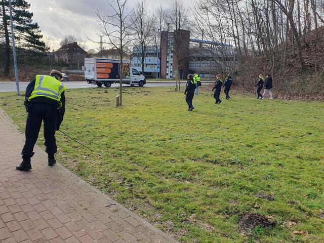 Auch die Umgebung des Parkhauses (im Hintergrund) wurde abgesucht | Foto: Polizei