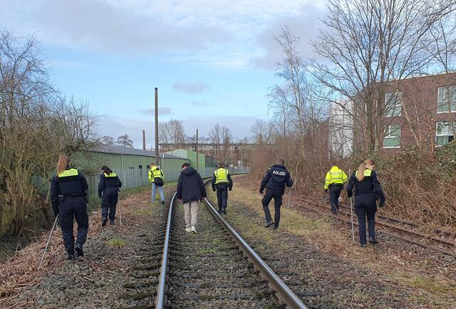 Die Suche nach möglichen Beweismitteln erfolgte auch entlang der Bahngleise | Foto: Polizei