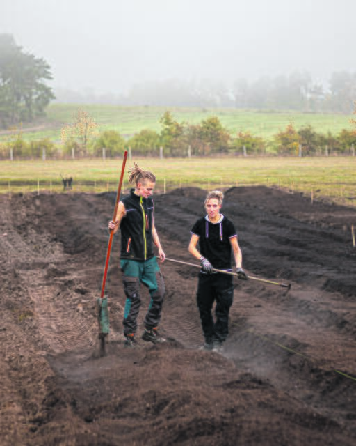 Bei den Vorbereitungen des Solawi-Projektes 2022 auf dem Acker in Ollsen: die "ZuWachs"-Mitgründerinnen Jaclyn Gembries (li.) und Anika Schneiders | Foto: Orsiel Dervishi