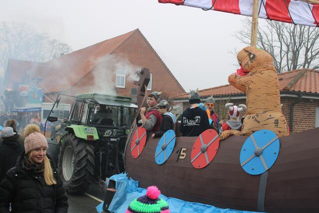 Auch "Wickie und die starken Männer" zogen mit ihrem Schiff durch Toppenstedt | Foto: ce