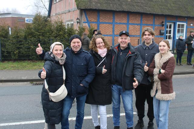 Begeistert vom Toppenstedter Faslam (v. li.): Nicole und Klaus Voigts aus Gödenstorf sowie Bettina und Jens Putensen mit Sohn Malte und dessen Freundin Emilie Klindworth | Foto: ce