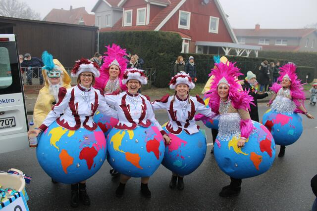 "Einmal um die ganze Welt" tanzten diese schicken Damen | Foto: ce