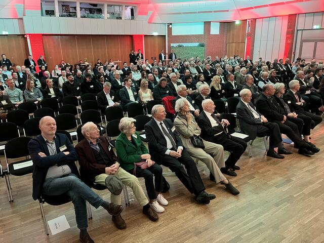 Rund 250 Gäste fanden sich am Abend des Neujahrsempfangs in der Burg Seevetal ein | Foto: sra