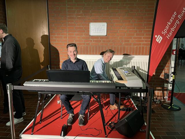 Die Verantwortlichen der musikalischen Untermalung des Abends: Lukas Hinz (li.) und Lukas Hansen aus Maschen | Foto: sra