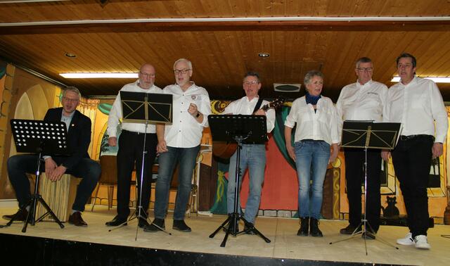 Begeisterten mit ihren Liedern das Publikum: die "Evendorfer Laternensänger" um Frontmann Claus Peper (Mi.) | Foto: Astrid Sitarz