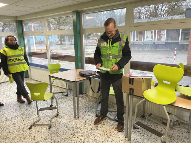 Jens-Peter Rücker von der Verkehrswacht Harburg-Land bedankt sich bei den Eltern und der Polizei | Foto: sra