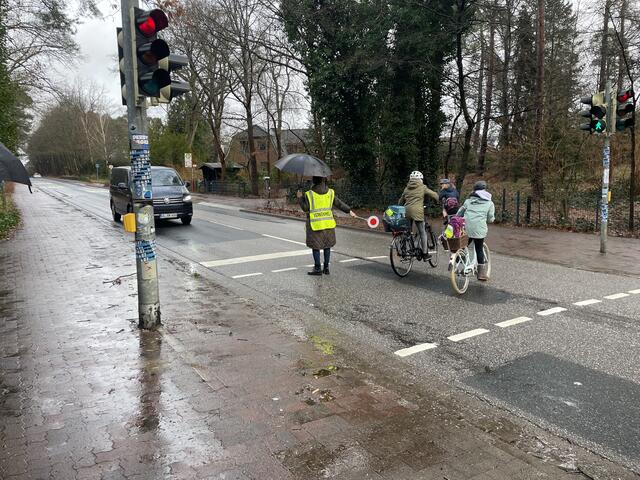 Lillie Klughardt bringt 3 Schülerinnen sicher über die Ampel | Foto: sra